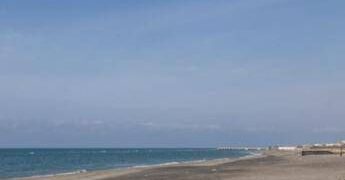 Cadavere sul bagnasciuga a Ostia, indagini in corso