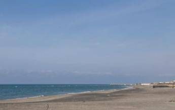 Cadavere sul bagnasciuga a Ostia, indagini in corso