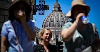 Caldo rovente sull’Italia, oggi allerta arancione in 14 città. Domani i primi 4 bollini rossi