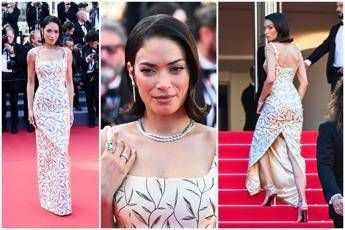 Cannes, Elodie sul tappeto rosso con un look da diva d’altri tempi