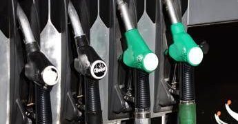 Carburanti, prezzi benzina e diesel scendono ancora: la situazione oggi