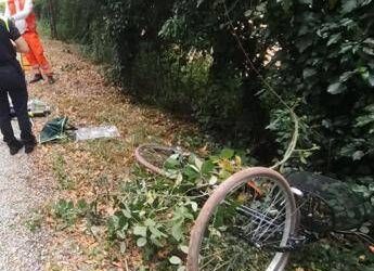 Con bicicletta si schianta contro un albero nel reggiano e viene trovato morto sul ciglio della strada ﻿