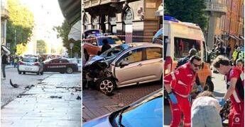 Con l’auto travolge i pedoni a Modena, poi fugge: fermato dai passanti, è accusato di strage e lesioni