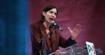 Consigliera Lega evoca i fatti di Modena al comizio Pd, sospesa dal partito. Meloni: “Solidarietà a Schlein”