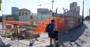 Consolato Usa a Milano, operai sfruttati in cantiere: il manager della Caddell fermato in aeroporto a Bergamo