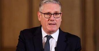 Crisi nel Labour, Starmer: “Non mi farò da parte”. Ma salgono i deputati che chiedono le dimissioni