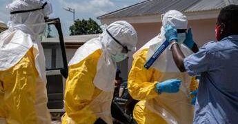 Ebola, Save the Children: “Virus avanti a velocità mai vista prima. Un morto su 4 è un bambino”