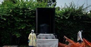 Ebola in Congo, sale il bilancio dell’epidemia: 131 morti. Il contagio si estende