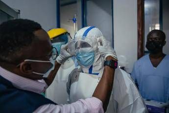 Ebola, “l’epidemia non è sotto controllo”. L’allarme e la strategia per ‘domare’ il virus con Ia e vaccini