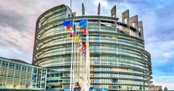 Eurocamera, sì al voto per delega per le deputate incinte o neo-madri