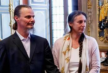 Famiglia nel bosco, la madre sulla separazione dai figli: “Momento traumatico ma rimarremo in Italia”