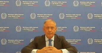 Farmaceutica, Urso: “Modello di politica industriale per vincere sfida innovazione”