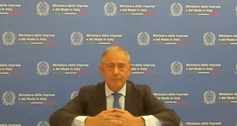 Farmaceutica, Urso: “Modello di politica industriale per vincere sfida innovazione”