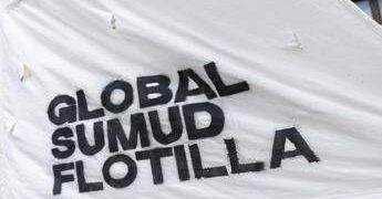 Flotilla, il racconto di un attivista italiano: “Costretti in ginocchio con armi puntate, persone prese a calci”