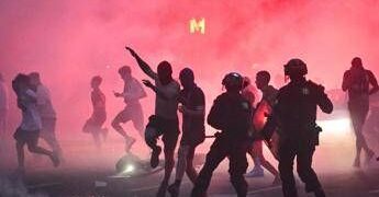 Francia, scontri dopo la vittoria del Psg in Champions: oltre 280 arresti a Parigi