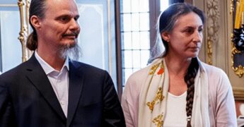Fuori dal coro, oggi 24 maggio: intervista esclusiva a Nathan, padre della ‘famiglia nel bosco’﻿