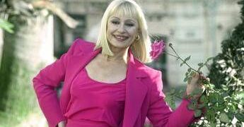 Furto alla mostra su Raffaella Carrà, sparite due cinture originali dagli abiti di scena