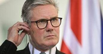 Gb, Daily Mail: “Starmer si dimetterà da primo ministro”