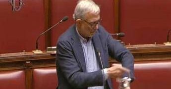 Giachetti si ammanetta al banco della Camera: “Io in Aula finché maggioranza non sblocca Vigilanza Rai”