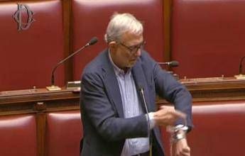 Giachetti si ammanetta al banco della Camera: “Io in Aula finché maggioranza non sblocca Vigilanza Rai”