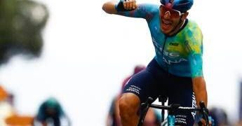 Giro d’Italia, Davide Ballerini vince in volata la sesta tappa. Eulalio sempre in rosa