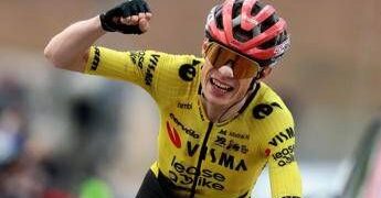 Giro d’Italia, Vingegaard vince la settima tappa ed Eulalio resta maglia rosa