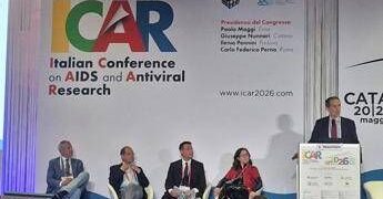 Hiv e adolescenti, l’allarme degli infettivologi: “Cala la percezione del rischio e cresce l’urgenza di prevenzione ed educazione sessuo-affettiva”