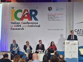 Hiv e adolescenti, l’allarme degli infettivologi: “Cala la percezione del rischio e cresce l’urgenza di prevenzione ed educazione sessuo-affettiva”