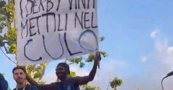 “I derby mettili nel c…”: Procura Figc apre fascicolo su striscione anti-Milan di Thuram nella festa scudetto dell’Inter