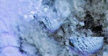 I satelliti svelano immagini straordinarie dell’eruzione che sta creando una nuova isola nel Pacifico
