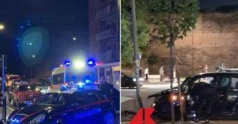 Inseguimento a Testaccio: auto in fuga si schianta su una rotonda. Fermato il conducente