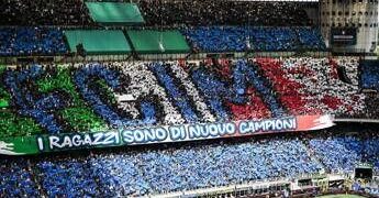 Inter, parte la festa scudetto: coppa ai nerazzurri, poi sfilata con bus scoperto a Milano – Diretta