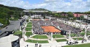 Internazionali, bambini gli chiedono autografo ma… non è un tennista