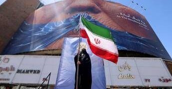 Iran, Teheran avverte Usa: “Basi americane sono obiettivi legittimi”. Esplosioni in Oman
