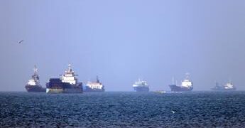 Iran, Usa abbattono droni iraniani a Hormuz. Teheran: “Accordo mai così vicino”
