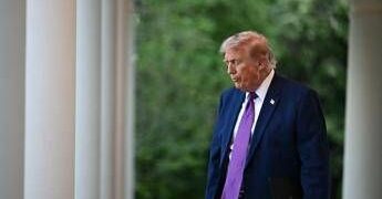 “Iran ha missili in abbondanza”, intelligence Usa smentisce Trump