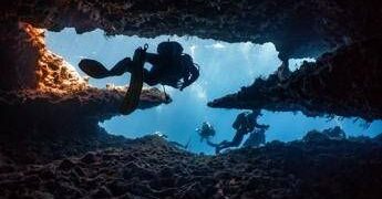 Italiani morti alle Maldive, spunta nuova ipotesi: “Sub risucchiati nelle grotte da effetto Venturi”