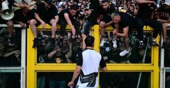 Juventus, tifoso in ospedale dopo scontri. La richiesta alla squadra: “Non giocate”