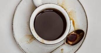 La avvelena con la candeggina nel caffè, la moglie lo smaschera con una telecamera