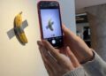 La banana di Cattelan sparisce ancora, rubata dal museo Pompidou-Metz in Francia