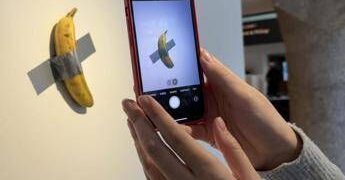 La banana di Cattelan sparisce ancora, rubata dal museo Pompidou-Metz in Francia