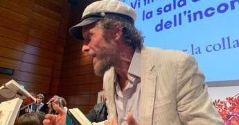 ‘La poesia come medicina dell’anima’, Jovanotti trascina i fan in un viaggio di versi