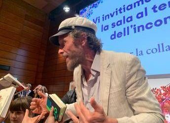 ‘La poesia come medicina dell’anima’, Jovanotti trascina i fan in un viaggio di versi