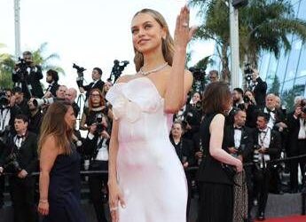 Laila Hasanovic conquista Cannes, la fidanzata di Sinner sfila con l’abito da ‘sposina’