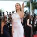 Laila Hasanovic conquista Cannes, la fidanzata di Sinner sfila con l’abito da ‘sposina’