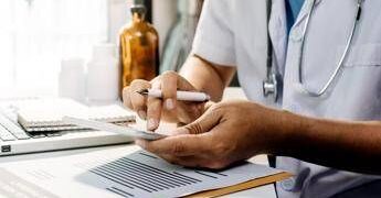 Malattia e lavoro, scatta la stretta Inps: più visite fiscali e nuove regole su orari e procedure