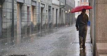 Maltempo diffuso e giù le temperature, poi torna il sole: le previsioni meteo