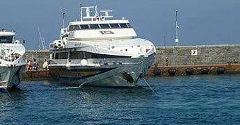 Mare forza 4, scoppiano finestrini sul traghetto veloce Napoli-Capri