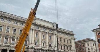 Maxi gru al lavoro, presto tre pennoni a Palazzo Chigi modello Torrino del Quirinale