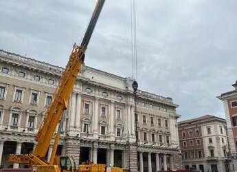 Maxi gru al lavoro, presto tre pennoni a Palazzo Chigi modello Torrino del Quirinale